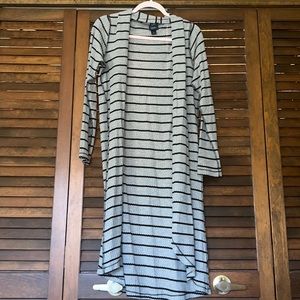 Great condition! Daytrip gray and black striped lightweight rough edge cardigan